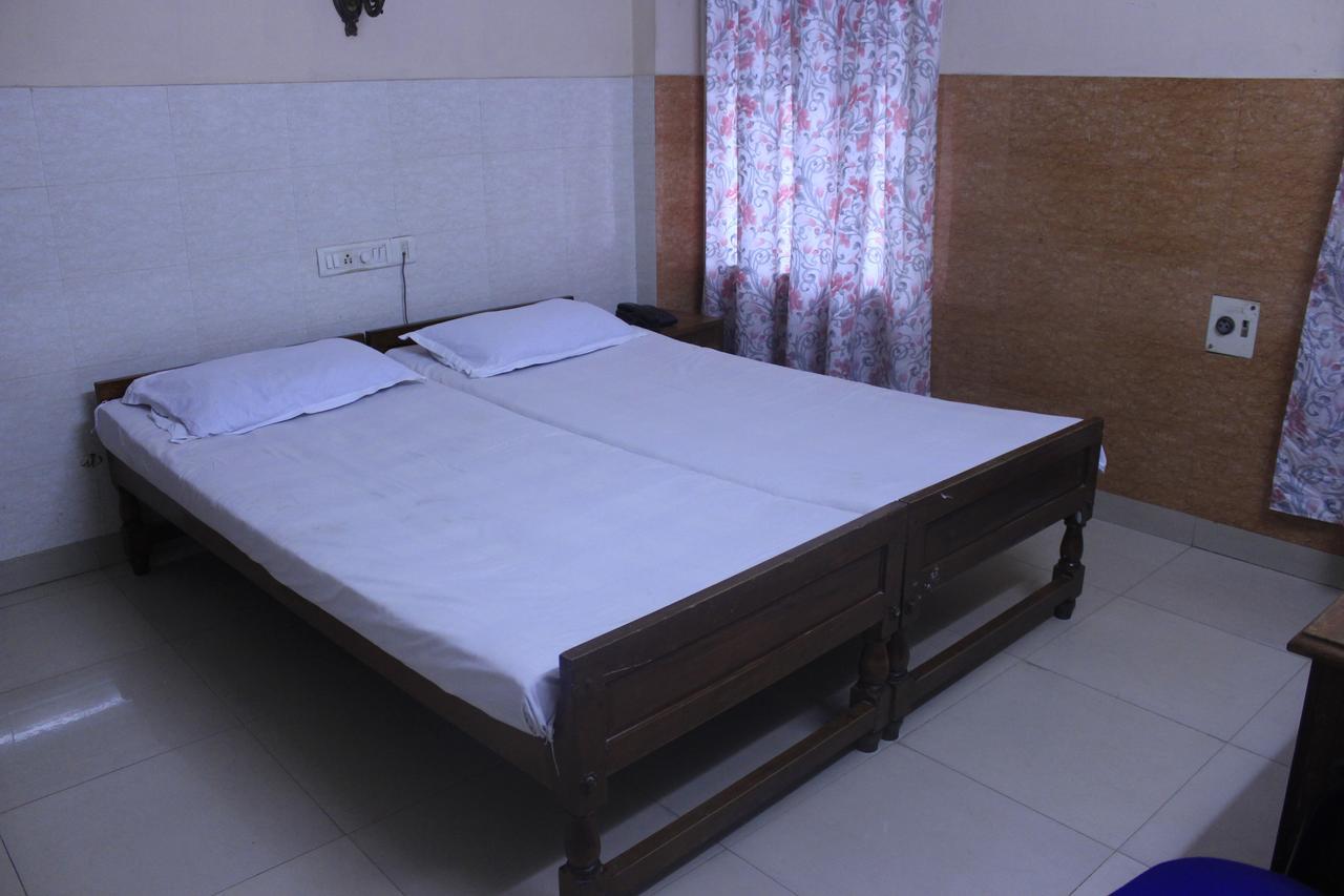 Hotel Sukhvas Тривандрум Экстерьер фото